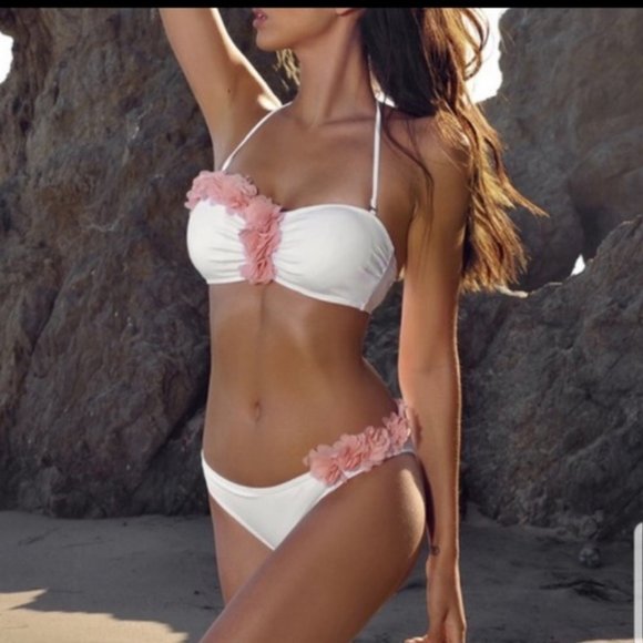 Bikini with flowers - Picture 1 of 5